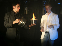 Team magic leker med elden och vill bli proffs på det.